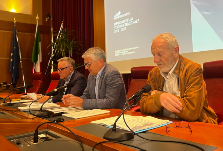 Gli assessori regionali Giulio Grosjacques e Luigi Bertschy con il presidente Avif Ferruccio Fournier durante la presentazione dei dati della stagione sciistica 2024-2025