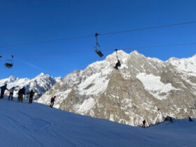 Sciatori sulle piste di Courmayeur
