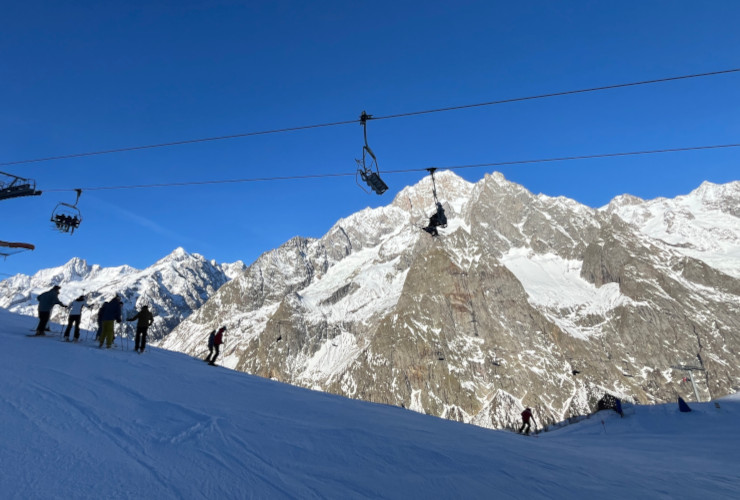 Sciatori sulle piste di Courmayeur