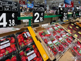 I prezzi della frutta in un supermercato valdostano