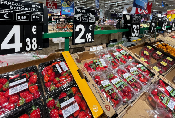 I prezzi della frutta in un supermercato valdostano