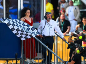 Federica Brignone ad Imola, al Gran Premio di Formula1, con la bandiera di fine gara