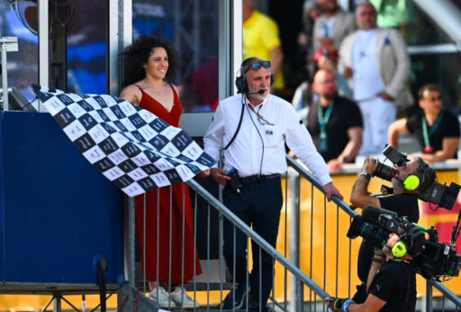 Federica Brignone ad Imola, al Gran Premio di Formula1, con la bandiera di fine gara