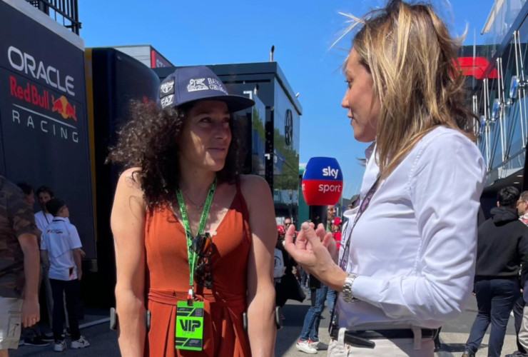 Federica Brignone ad Imola, al Gran Premio di Formula1, intervistata da Mara Sangiorgi di Sky F1
