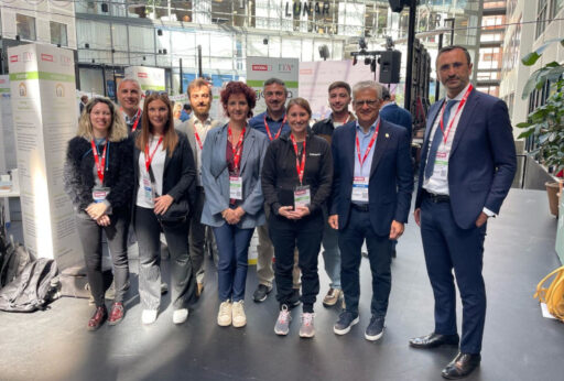 L'assessore regionale Luigi Bertschy, con i rappresentanti della Struttura regionale e delle start up: Coralie Pellissier e Valerio Falcicchio di RdItaly, Pietro Baratella di Bilanciarsi, Mariapaola La Caria di Openmind Travel e Sano Musab Hijazi di It’s Prodigy