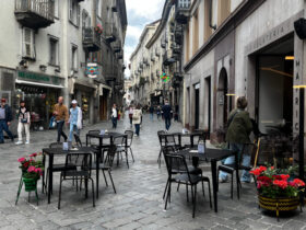 Il bar gelateria in via de Tillier, ad Aosta, senza il caratteristico finto ulivo