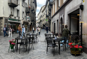 Il bar gelateria in via de Tillier, ad Aosta, senza il caratteristico finto ulivo