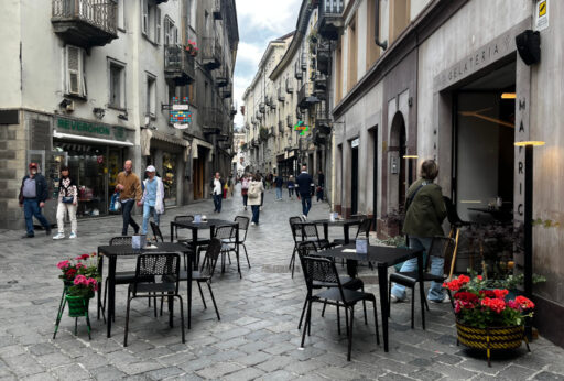 Il bar gelateria in via de Tillier, ad Aosta, senza il caratteristico finto ulivo