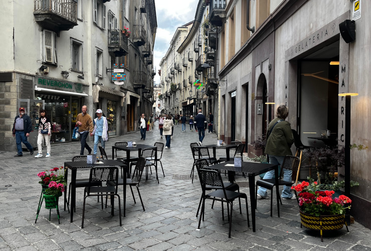 Il bar gelateria in via de Tillier, ad Aosta, senza il caratteristico finto ulivo