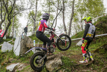 Una moto da trial durante una gara del campionato interregionale