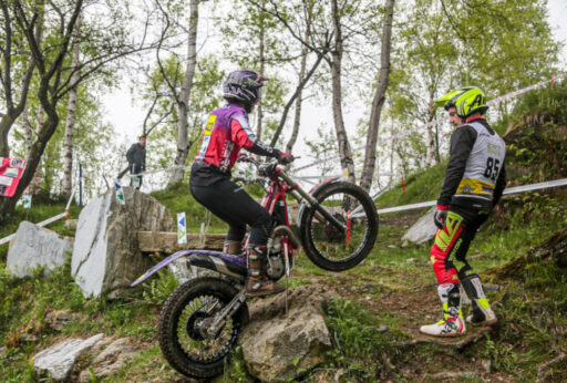 Una moto da trial durante una gara del campionato interregionale