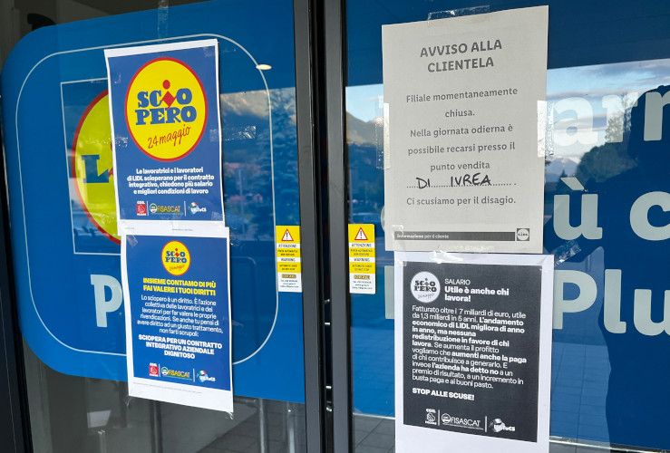 Le rivendicazioni dei lavoratori sulle porte chiuse del supermercato Lidl