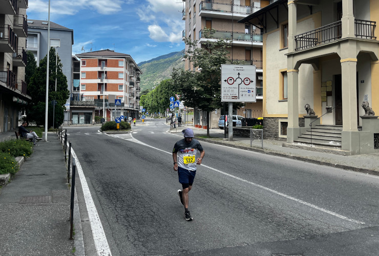 Un podista impegnato nella mezza maratona di Aosta