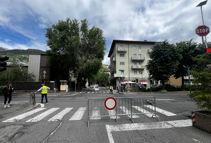 L'incrocio tra viale Ginevra, corso Saint-Martin de Corléans e via XXVI Febbraio chiuso al traffico per il passaggio della mezza maratona