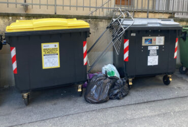 Rifiuti gettati tra i cassonetti