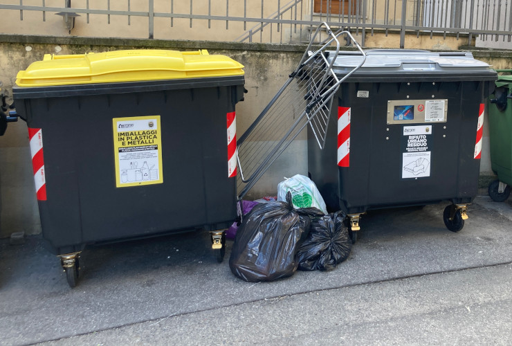 Rifiuti gettati tra i cassonetti