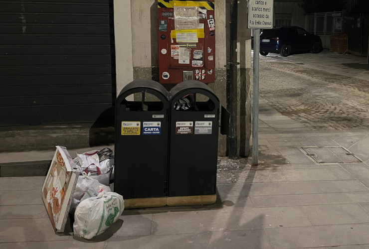 Rifiuti abbandonati vicino ai raccoglitori da passeggio