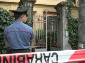 I Carabinieri davanti all'ingresso dell'abitazione di Beppe Marra