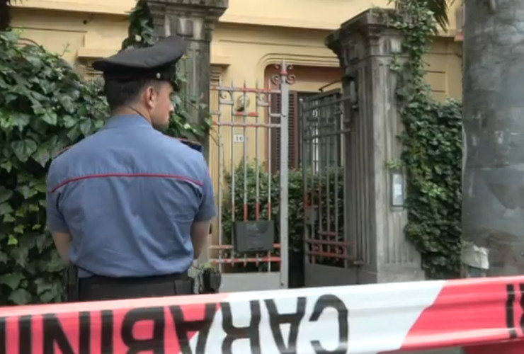 I Carabinieri davanti all'ingresso dell'abitazione di Beppe Marra