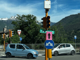 L'indicazione per i corridori del Giro d'Italia ad un semaforo a Châtillon