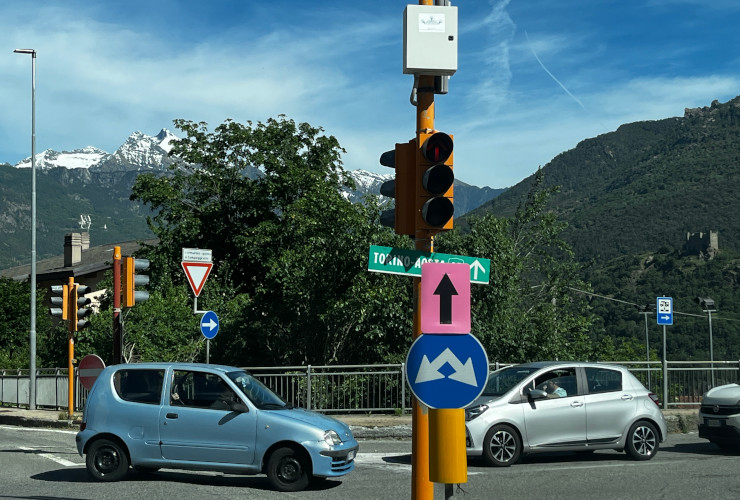 L'indicazione per i corridori del Giro d'Italia ad un semaforo a Châtillon