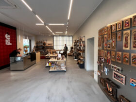 L'interno del nuovo negozio 'L'Artisanà' in piazza Chanoux ad Aosta