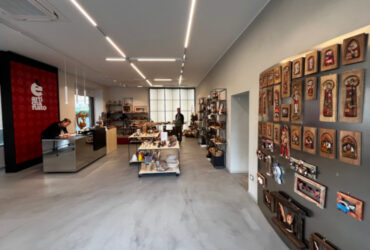 L'interno del nuovo negozio 'L'Artisanà' in piazza Chanoux ad Aosta