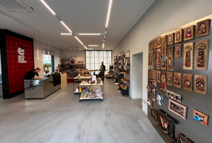 L'interno del nuovo negozio 'L'Artisanà' in piazza Chanoux ad Aosta