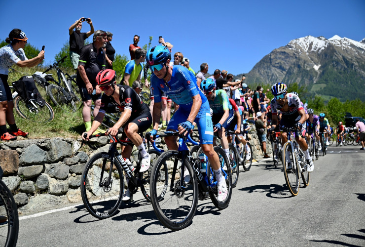 Ciclisti del Giro d'Italia in Valle d'Aosta (foto LaPresse)