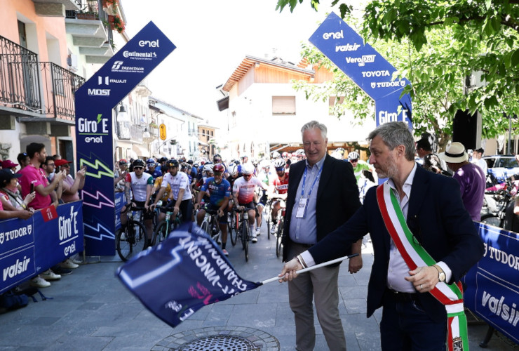 La partenza del Giro-e da Saint-Vincent