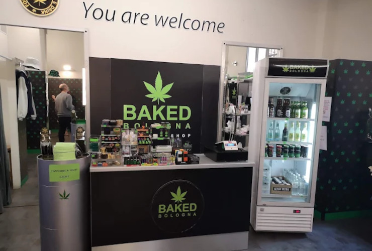 L'interno del negozio di cannabis light di Bologna gestito dalla coppia