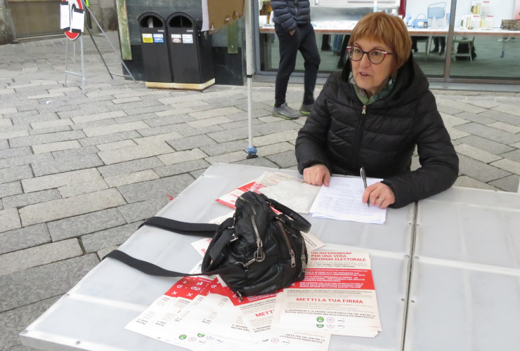 La consigliera regionale di Rete Civica, Chiara Minelli, durante la raccolta firme per il referendum