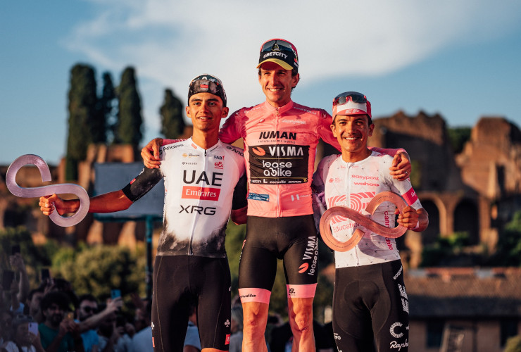 Il podio del 108° Giro d'Italia, Isaac Del Toro (2°), Simon Yates (1°) e Richard Carapaz (3°)