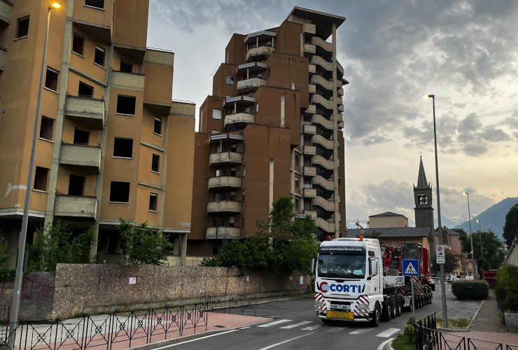 Il primo trasporto eccezionale con una parte di 'Zeus' arrivato ad Aosta