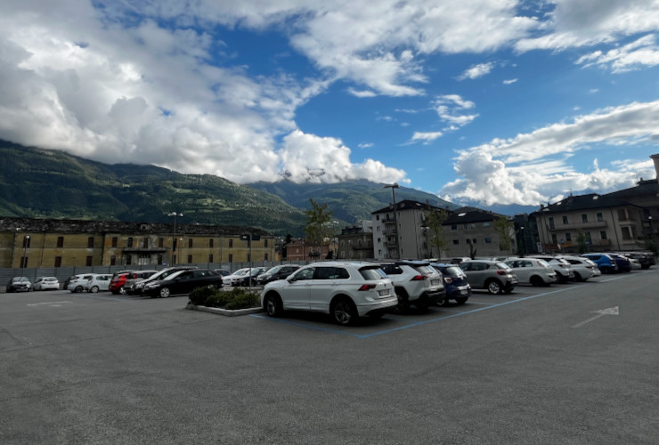 Il parcheggio pieno dell'Università, nel centro di Aosta