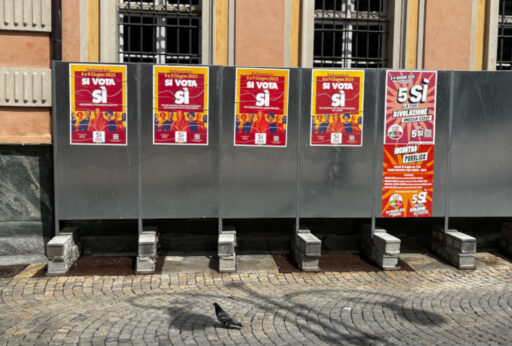 Manifesti elettorali sui referendum dell'8 e 9 giugno ad Aosta