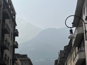 La foschia che avvolge le montagne intorno Aosta