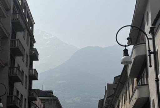 La foschia che avvolge le montagne intorno Aosta