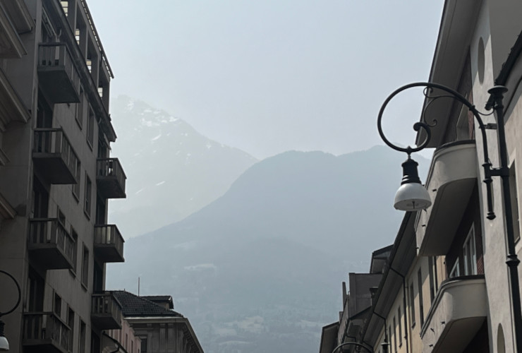 La foschia che avvolge le montagne intorno Aosta