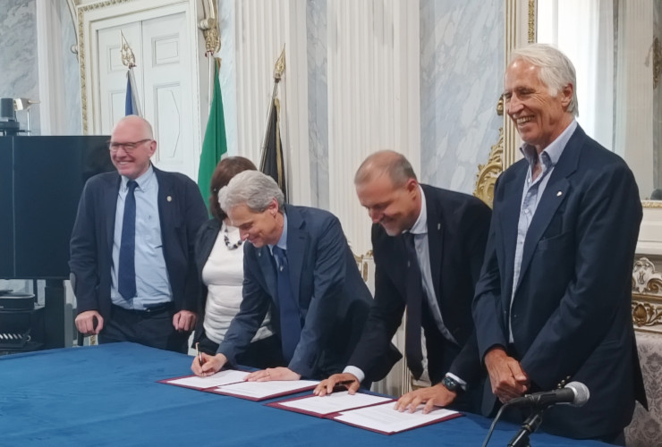 La firma dell'accordo tra il Comune di Aosta ed il CONI, con Renzo Testolin, Alina Sapinet, Gianni Nuti, Jean Dondeynaz e Giovanni Malagò