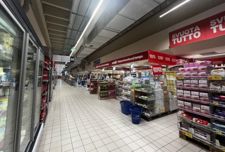 La zona casse dell'ipermercato 'Carrefour' di Pollein