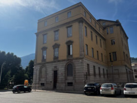 Il lato sud del palazzo di giustizia di Aosta