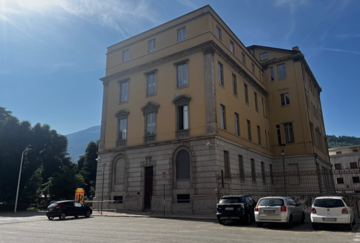 Il lato sud del palazzo di giustizia di Aosta