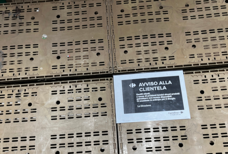Un avviso di 'problemi tecnici' nel reparto ortofrutta del 'Carrefour' di Pollein