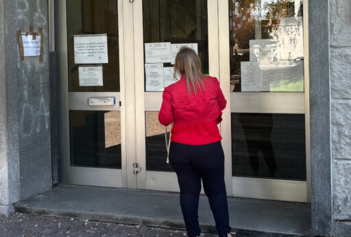 Porte sbarrate all'Istituto 'Manzetti' di Aosta durante l'esame di maturità
