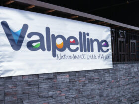 Uno striscione con il nuovo logo di Valpelline
