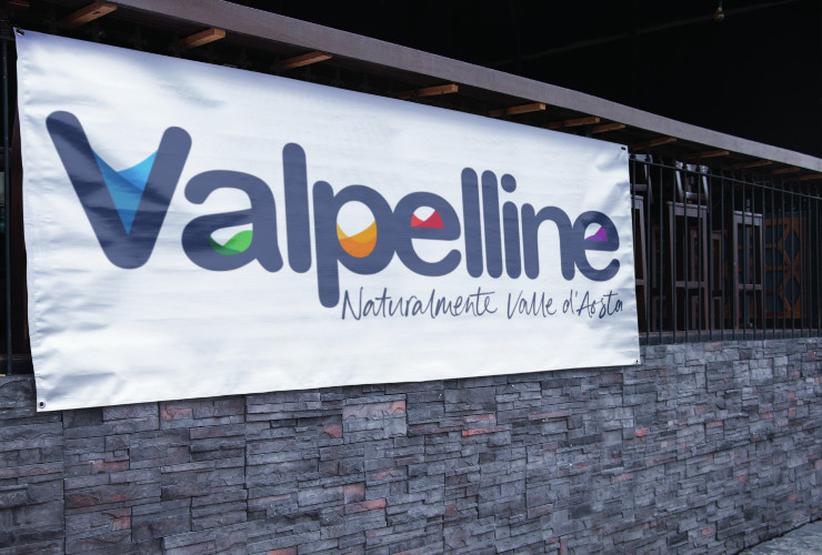 Uno striscione con il nuovo logo di Valpelline