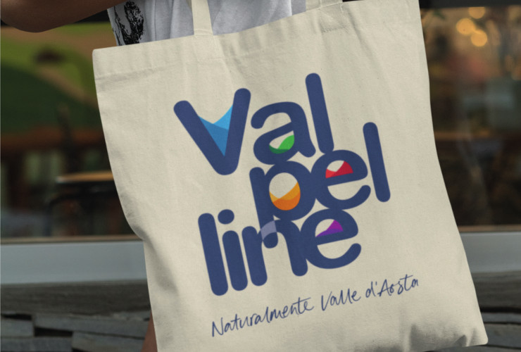 Il logo di Valpelline in versione 'quadrata' su una shopper