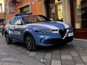Una volante della Polizia nel centro di Aosta
