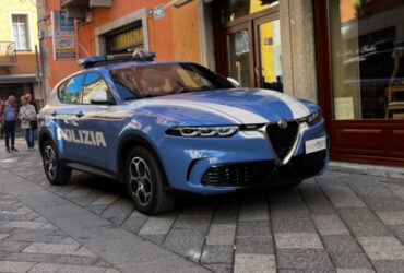 Una volante della Polizia nel centro di Aosta